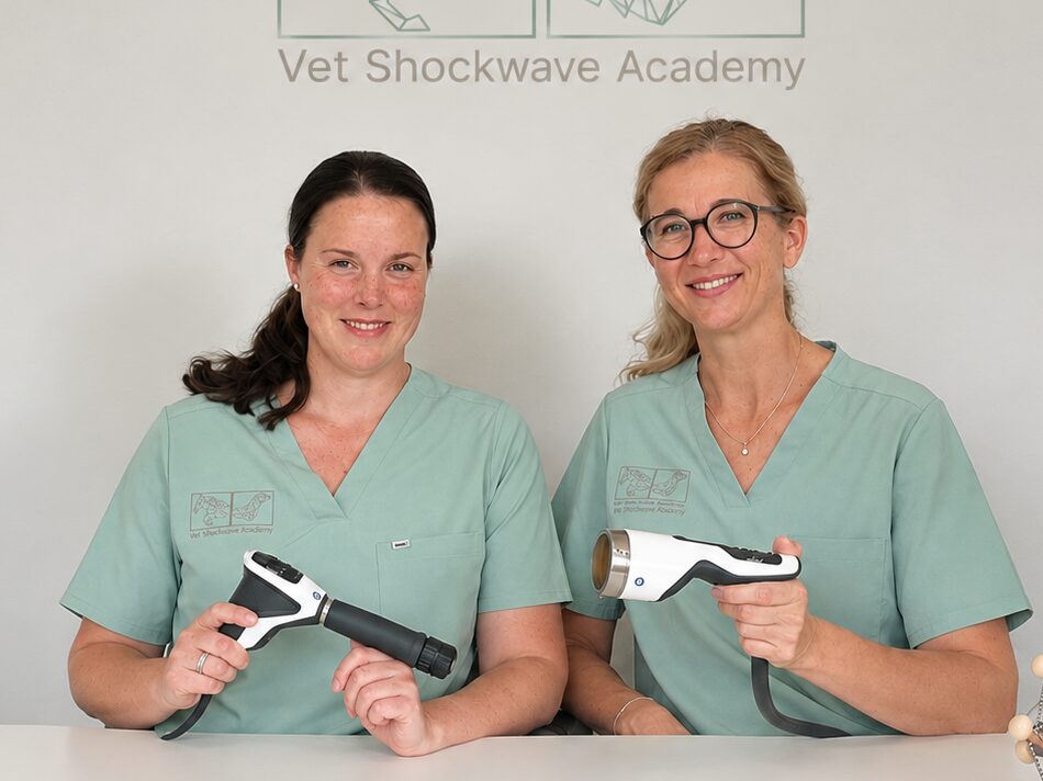 Dr. Elisabeth Binder und Dr. Karen Barker-Benfield mit radialem und fokussiertem Handstück